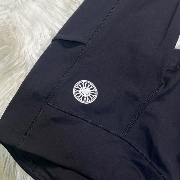 EUC [Lululemon X Soulcycle] Black & White < Speed Up > Legging + Pockets | 6 - Picture 8 of 13